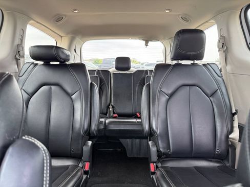 Used 2024 Chrysler Pacifica Touring-L FWD image 47