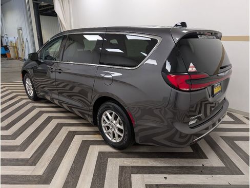 Used 2023 Chrysler Pacifica Touring-L image 24