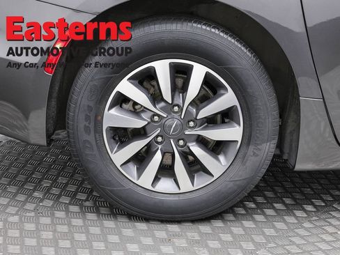 Used 2022 Chrysler Pacifica Touring-L w/ Uconnect Theater Family Group FWD image 8