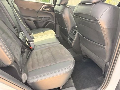 Used 2023 Mitsubishi Outlander SE AWD/4WD image 13