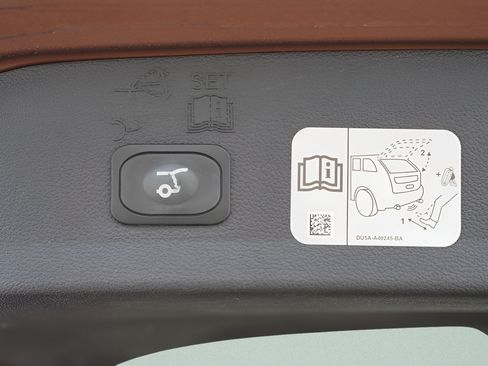 Used 2017 Ford Escape Titanium w/ Canadian Touring Package AWD/4WD image 11