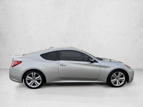 Used 2010 Hyundai Genesis 3.8 image 4