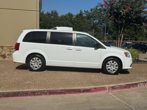 Used 2018 Dodge Grand Caravan SE w/ UConnect Hands-Free Group FWD image 5