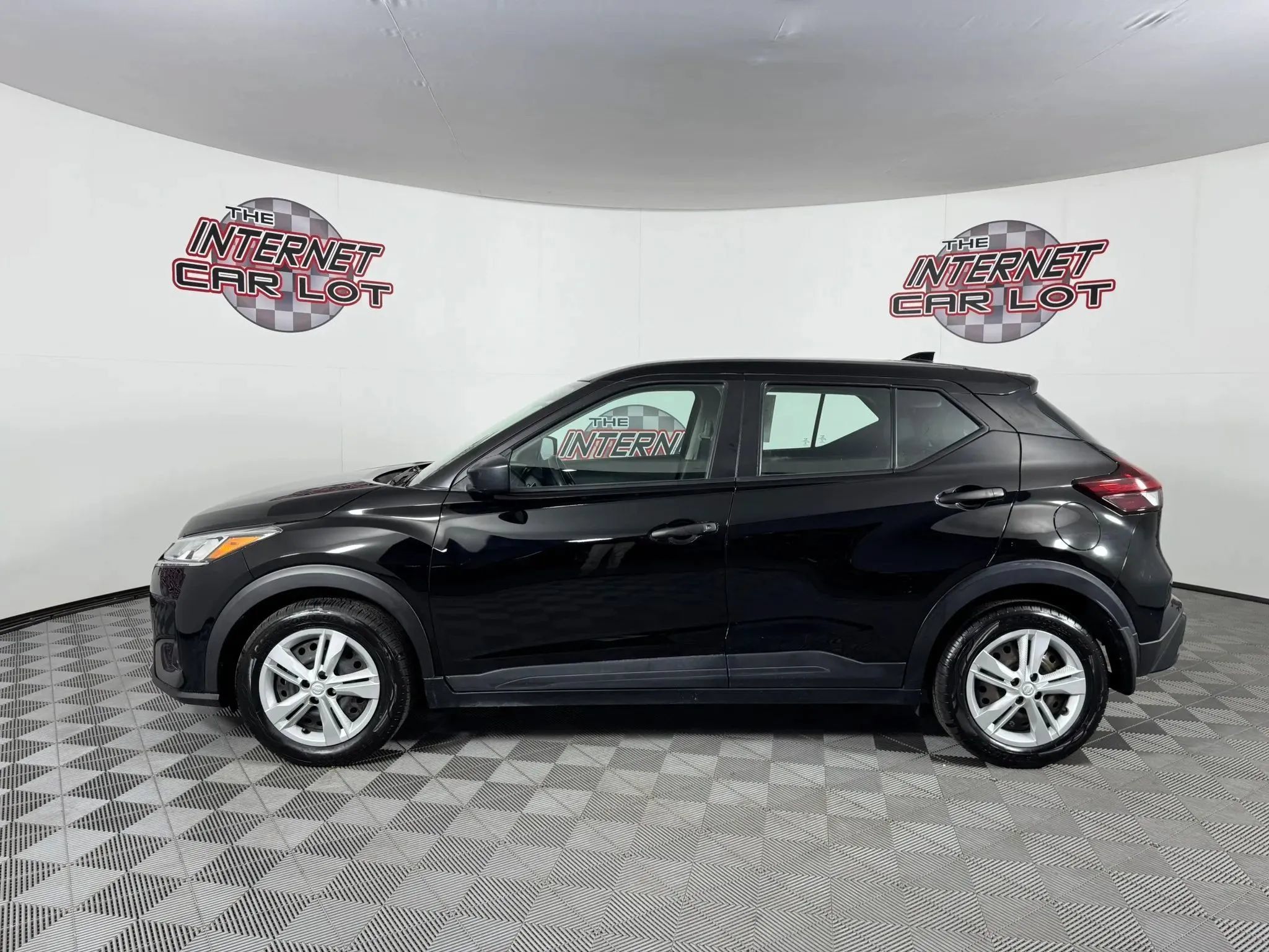 Used 2022 Nissan Kicks S FWD image 4
