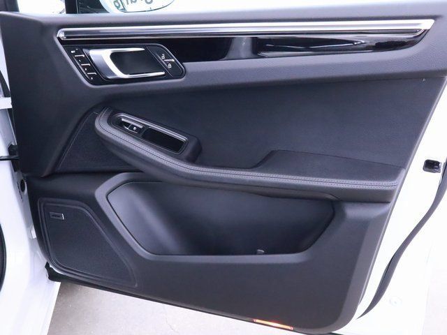 Certified 2024 Porsche Macan AWD/4WD image 21