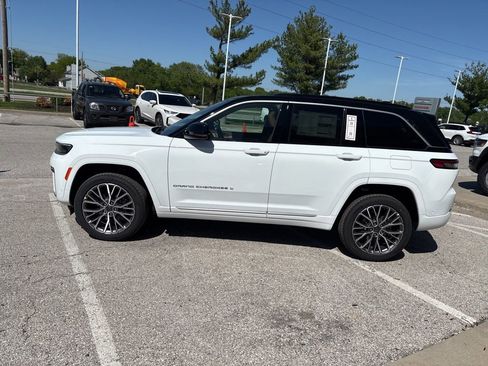 New 2026 Jeep Grand Cherokee Summit AWD/4WD image 18