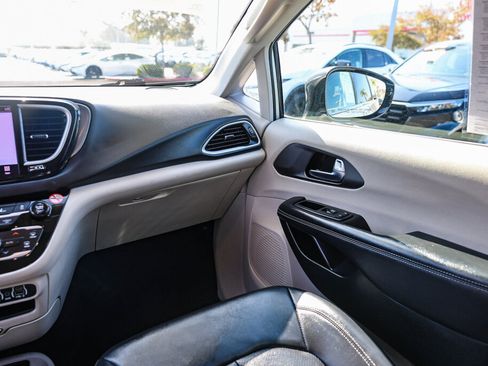 Used 2024 Chrysler Pacifica Touring-L FWD image 6