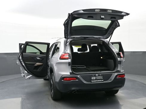 Used 2018 Jeep Cherokee Latitude w/ Altitude Package FWD image 49
