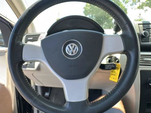 Used 2010 Volkswagen Routan SE FWD image 34
