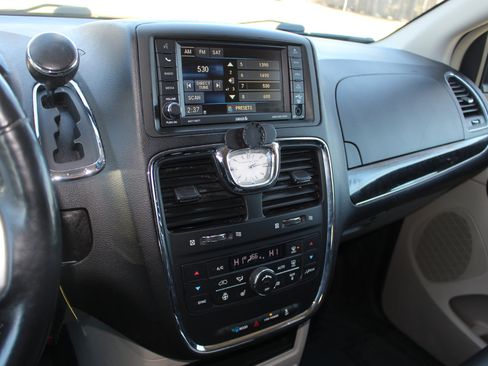 Used 2016 Chrysler Town & Country Touring w/ Driver Convenience Group image 22