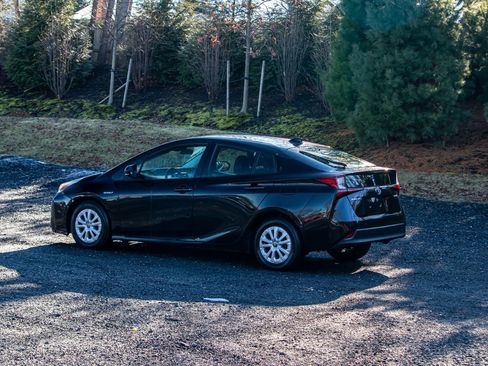 Used 2022 Toyota Prius LE image 5