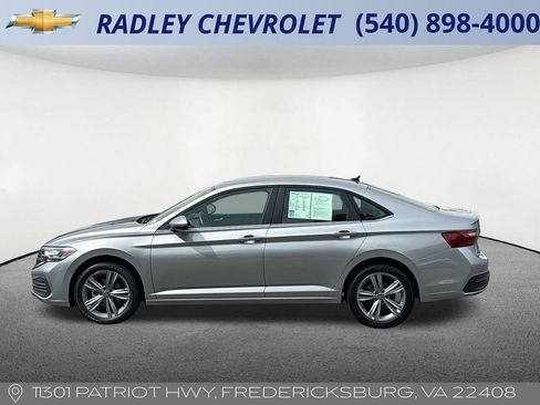 Used 2024 Volkswagen Jetta SE FWD image 2