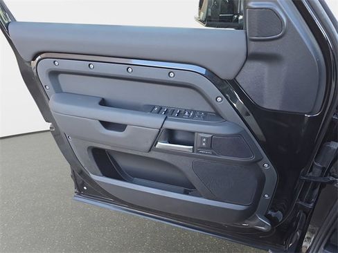 Used 2025 Land Rover Defender 110 S image 28