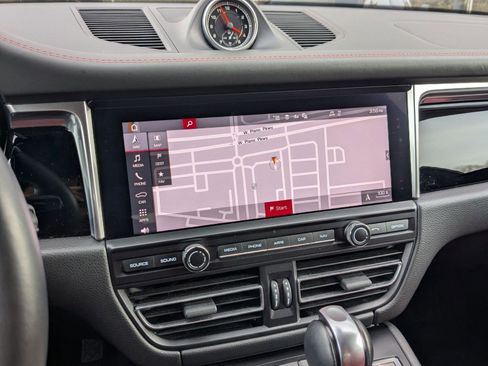 Certified 2021 Porsche Macan image 17