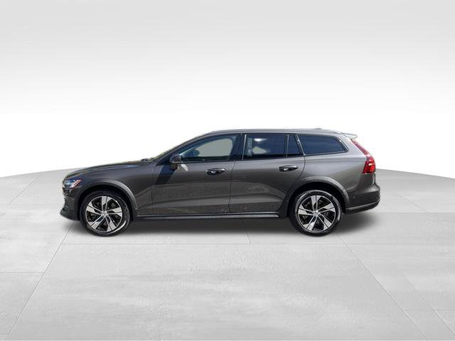 Certified 2025 Volvo V60 B5 Cross Country Plus AWD/4WD image 5