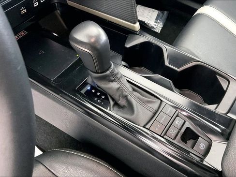 Used 2025 Toyota Camry SE image 19