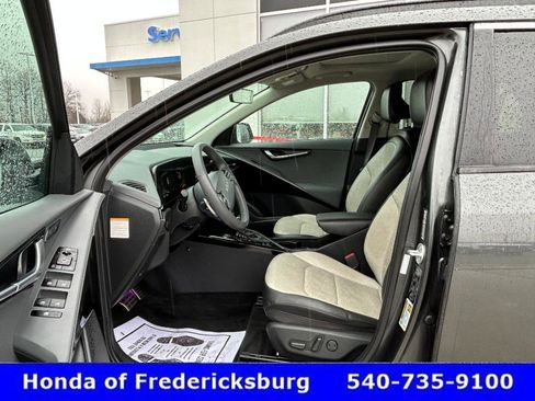 Used 2023 Kia Niro SX Touring image 27
