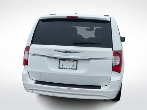 Used 2013 Chrysler Town & Country Touring-L w/ Driver Convenience Group image 8