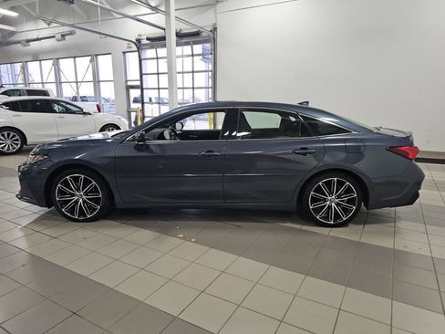 Used 2022 Toyota Avalon Touring w/ Advanced Safety Package image 2