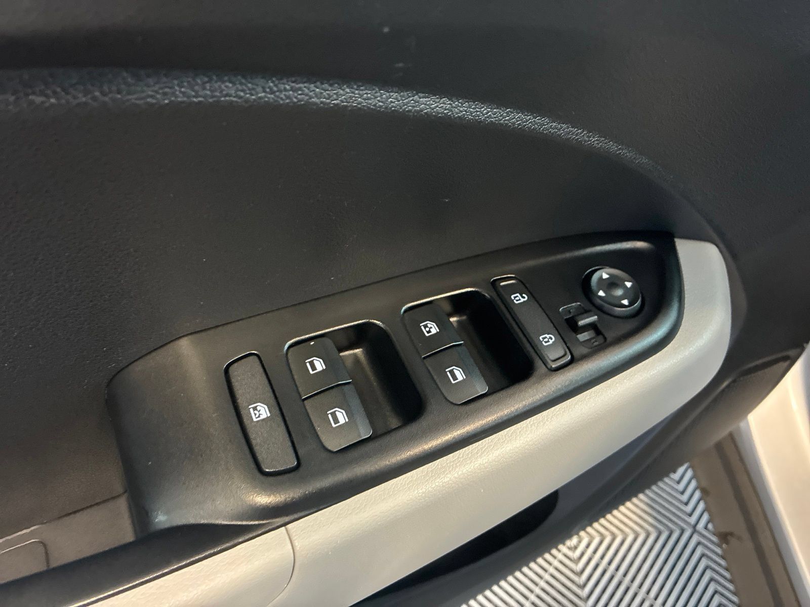 Used 2025 Hyundai Venue SEL FWD image 14