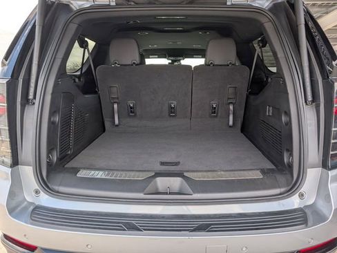 Used 2025 Chevrolet Suburban Z71 image 30