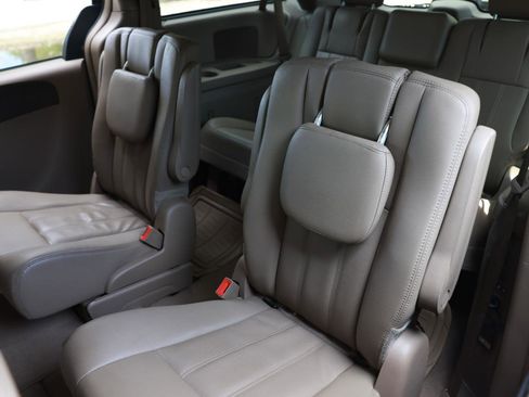 Used 2016 Chrysler Town & Country Touring image 8