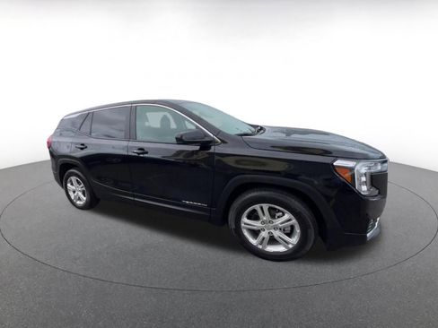 Used 2024 GMC Terrain SLE FWD image 2