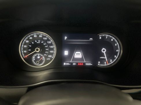 Used 2025 Genesis G70 2.5T image 5