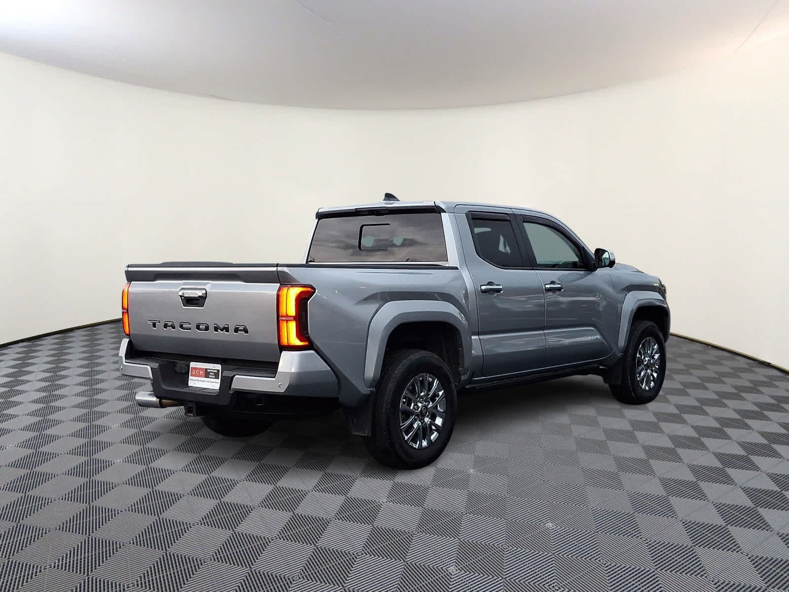 Used 2024 Toyota Tacoma Limited w/ Limited Package (LT) AWD/4WD image 5