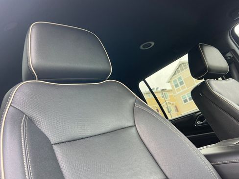 Used 2023 Chevrolet Suburban Premier image 18