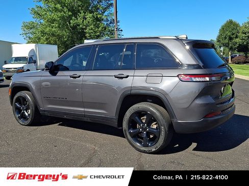 Used 2024 Jeep Grand Cherokee Altitude AWD/4WD image 8