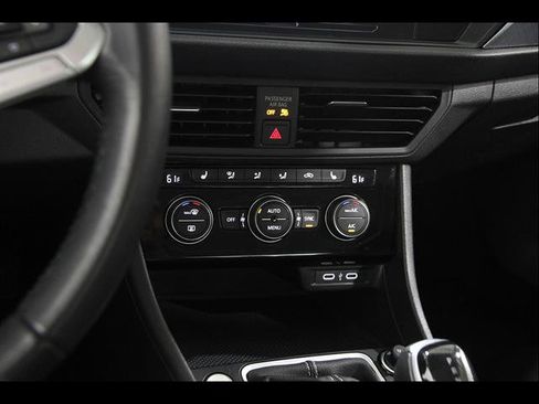 Used 2024 Volkswagen Jetta SE FWD image 13