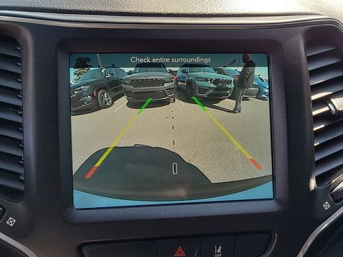 Used 2022 Jeep Cherokee Trailhawk image 23