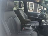 Used 2025 Chrysler Pacifica Select image 4