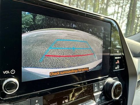 Used 2023 Toyota Highlander L FWD image 28