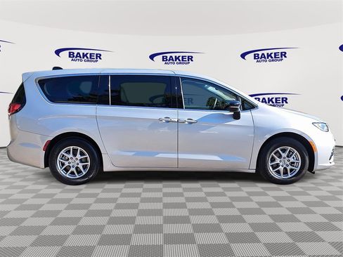 Used 2024 Chrysler Pacifica Touring-L image 2