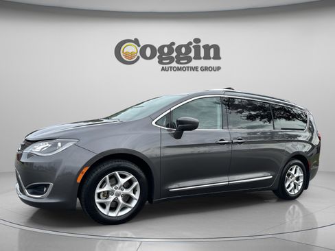 Used 2019 Chrysler Pacifica Touring-L Plus w/ Tire & Wheel Group image 1