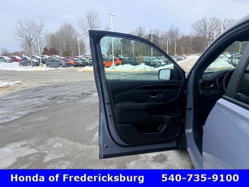 Used 2025 Honda Pilot Sport image 10