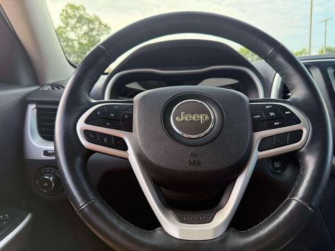 Used 2018 Jeep Cherokee Latitude Plus w/ Cold Weather Group AWD/4WD image 19