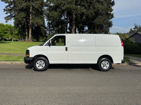 Used 2009 GMC Savana 3500 RWD image 2