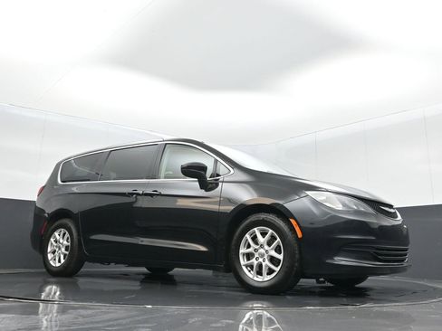 Used 2017 Chrysler Pacifica Touring image 26