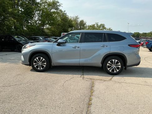Used 2023 Toyota Highlander XLE FWD image 2