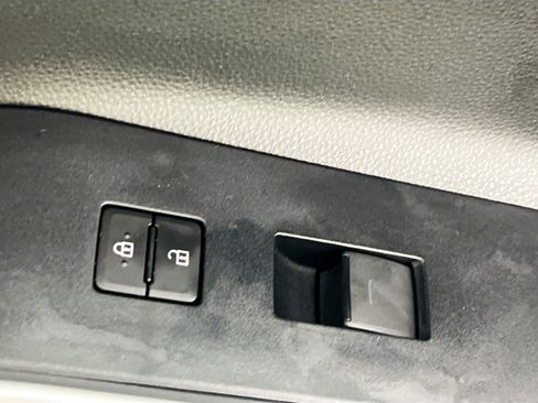 Used 2024 Toyota Highlander XLE FWD image 31