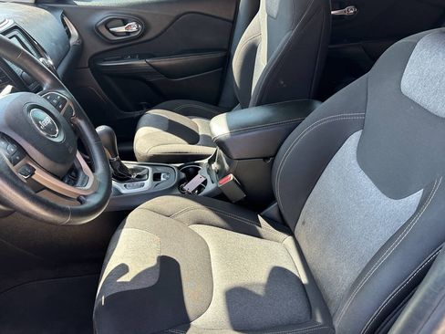 Used 2017 Jeep Cherokee Sport FWD image 11
