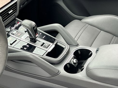 Certified 2022 Porsche Cayenne Platinum Edition image 29