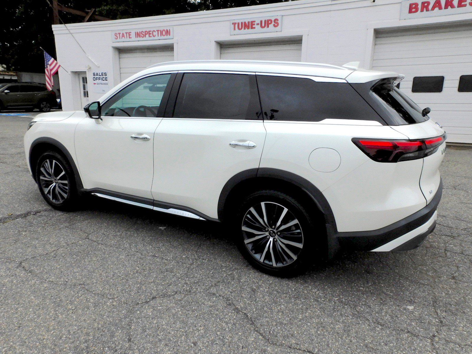 Used 2023 INFINITI QX60 Sensory AWD/4WD image 3