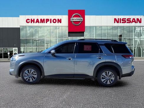 Used 2022 Nissan Pathfinder SV image 4