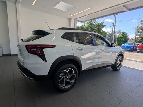 Used 2025 Chevrolet Trax LT w/ Driver Confidence Package image 12