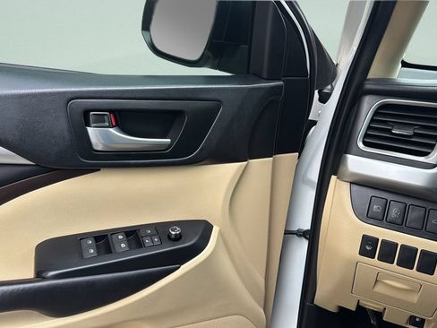 Used 2019 Toyota Highlander XLE FWD image 11