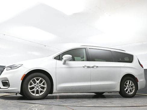 Used 2022 Chrysler Pacifica Touring-L FWD image 25